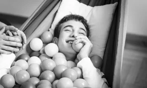 La differenza tra stimming e stereotipie. Cos'è l'autostimolazione
